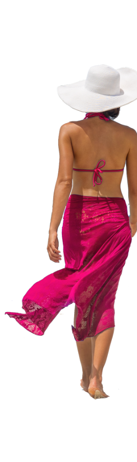 Donna di spalle in abbigliamento estivo con cappello bianco e pareo fucsia.